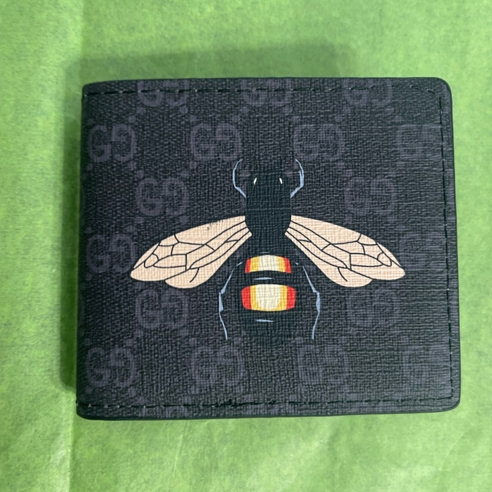 Black leather bifold Wallet with “Bee” Design NWOT